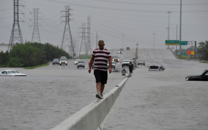 休士顿各地颁布洪水警告，将持续至週日