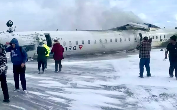 达美航空客机在多伦多机场坠毁翻覆 幸无人员遇难