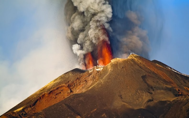 科學家警告說歐洲最危險的“超級火山”可能正在悄然噴發