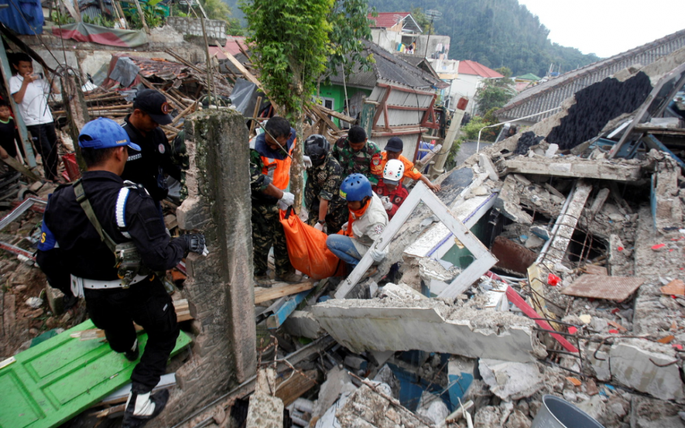 地震死亡人數超過 45,000    許多人仍然在被夷爲平地的公寓裏失蹤