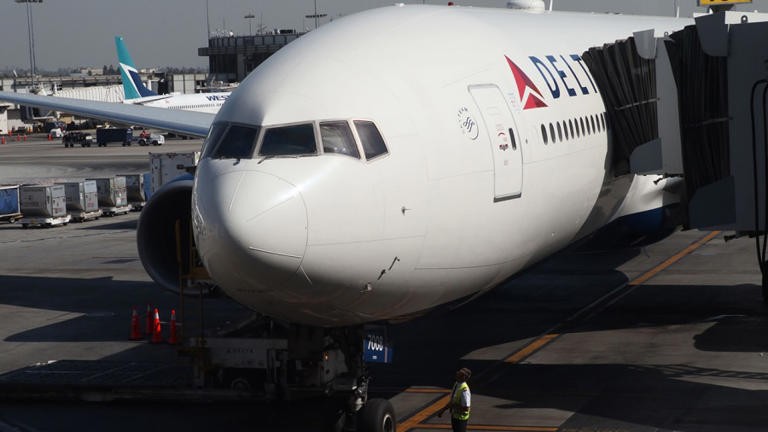 Delta reportedly offered $10K to passengers to disembark from oversold flight