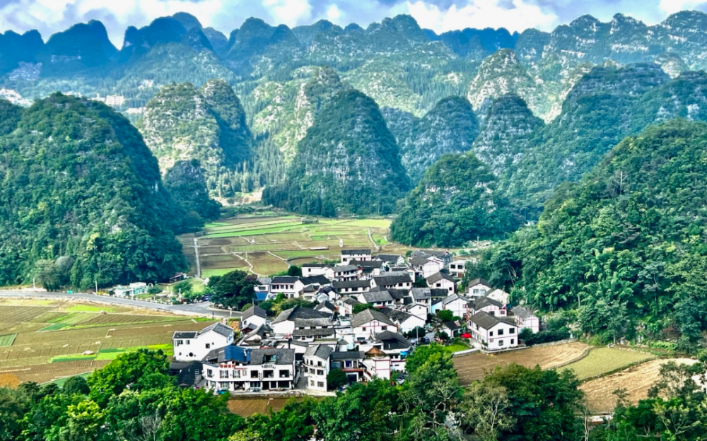 “天下山峰何其多，惟有此处峰成林”  贵州万峰林奇特的自然人文景观