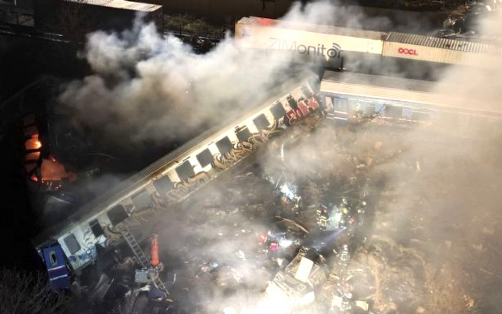 希腊两列高速火车相撞    至少32死85伤