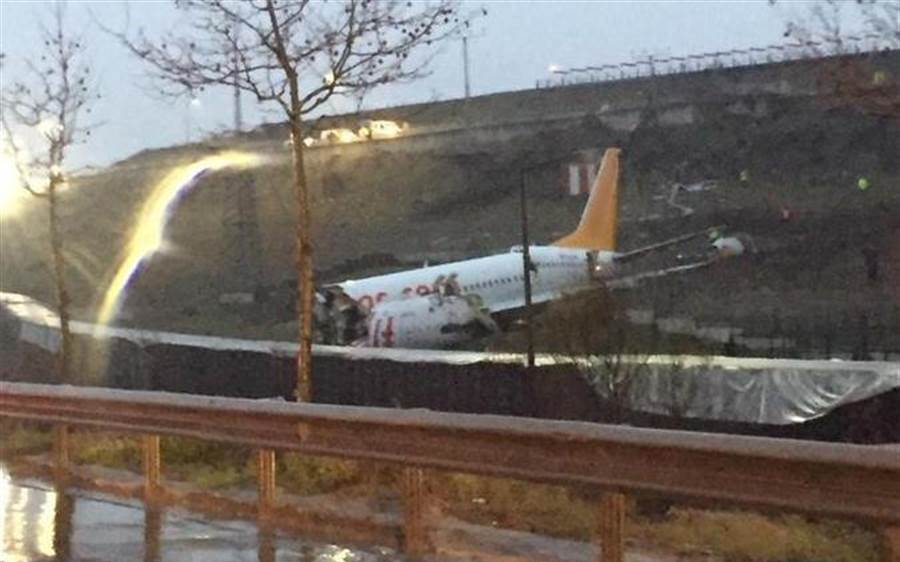 土耳其伊斯坦堡客機衝出跑道 機身斷兩截