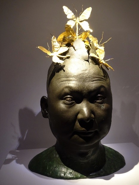 A statue of a person with a crown on the head

Description automatically generated with medium confidence
