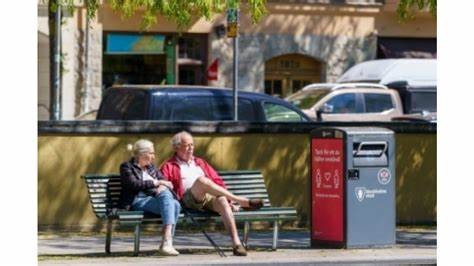 A couple sitting on a bench

Description automatically generated with medium confidence
