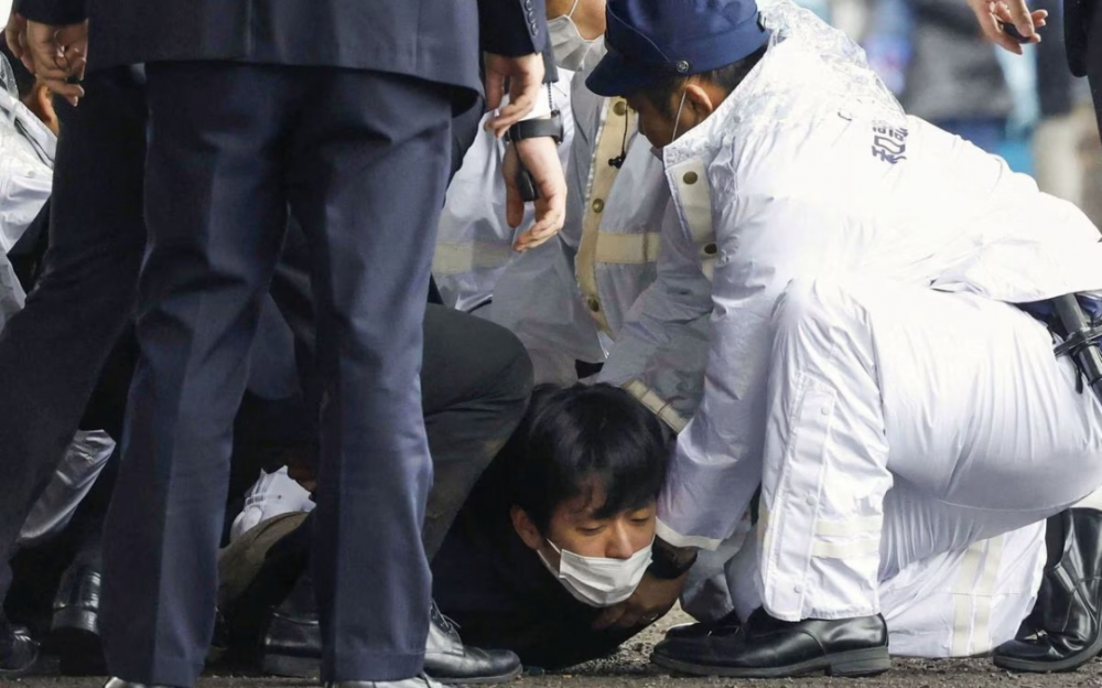 日本首相岸田在演讲时发生爆炸后安全撤离