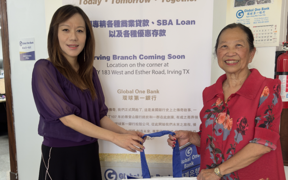 賴李迎霞前往環球第一銀行開戶支持華人銀行