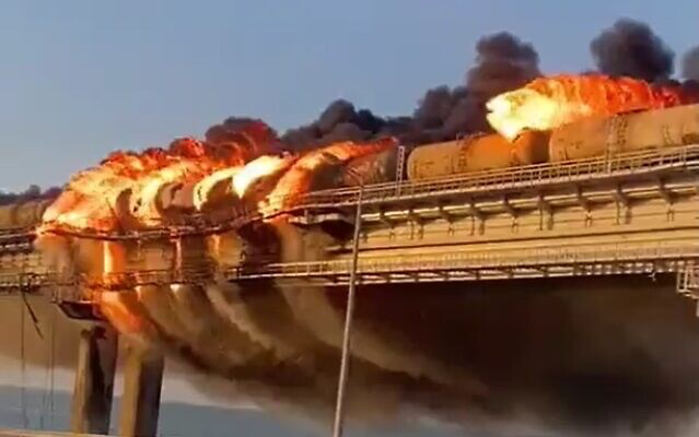 俄罗斯通向克里米亚的大桥发生爆炸，侵略者的命脉受损