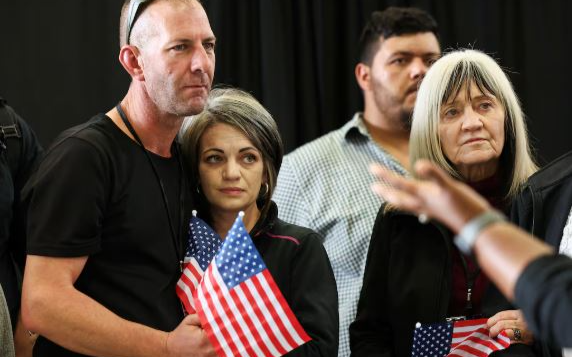 美国政治重整：在撕裂与重构之间的民主试炼