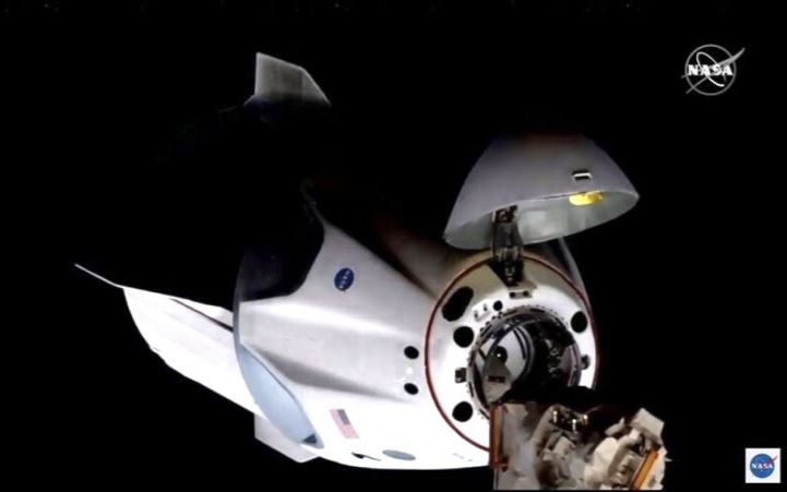 SpaceX太空船与国际空间站对接，进行历史性的NASA任务