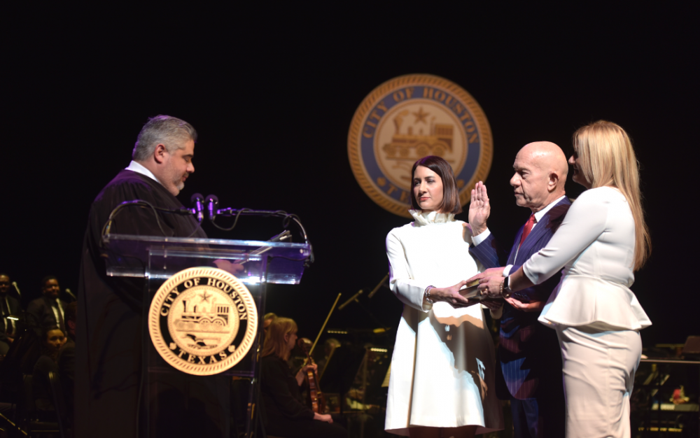 休斯頓新市長惠特邁爾、新財務總監霍林斯及新市議員宣誓就職