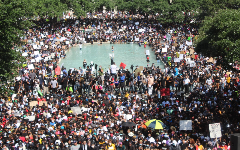 六万人上街，休城示威活动和平进行