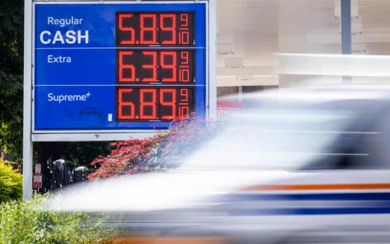 美国最便宜的汽油价格涨至每加仑5美元飆至41年来新高  乌俄战争和石油公司高价促使总统考虑前往沙特阿拉伯
