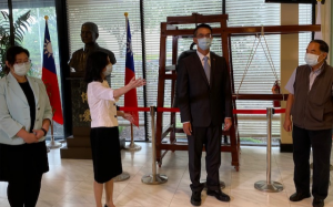 侨教中心昨举行医疗口罩发送记者会 50万片医疗级口罩无偿发送侨胞急难使用