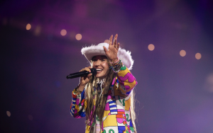 勞倫·戴格爾在休斯頓牛仔競技表演震撼演唱,融合信仰與流行的音樂之夜