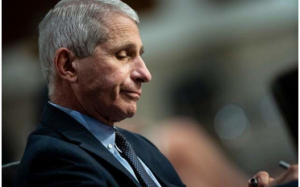 全美传染病专家福西博士捍卫他保护国人健康的工作 他敦促美国人继续遵守常识性建议帮助遏制病毒暴发 要戴口罩与他人保持六英尺距离避开人群 关门并洗手