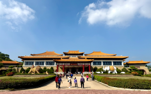 佛光普照，金玉辉映：高雄佛光山寺与佛陀纪念馆的灵性之旅
