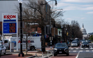 美加油站飆破每加侖4美元 創近4年來新高