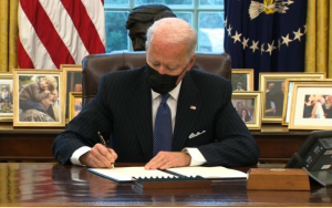 12月8日，星期三拜登總統簽署了一項行政命令，將在未來十年內減少聯邦政府的溫室氣體排放量，並在2050年之前實現聯邦淨零排放。