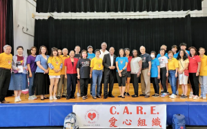 爱心组织分别於上周五义工分装文具书包 隔日捐赠600个全学年用文具书包给BC Elmore小学