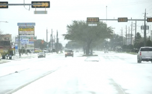 休斯頓大停電,一家人用汽車發動機取暖,母女一氧化碳中毒喪身