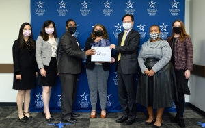 驻休士顿台北经济文化办事处捐赠 笔电协助受疫情冲击的教育学习