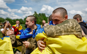 俄烏展開大規模換囚 各自釋放首批390人