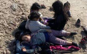 边境危机:5名女童在德克萨斯州美墨边境的河边被非法移民遗弃