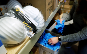 一罩难求  川普鬆口动用「国防生產法」增產