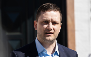 格陵兰首相强硬回应特朗普购岛言论:格陵兰不是待售商品