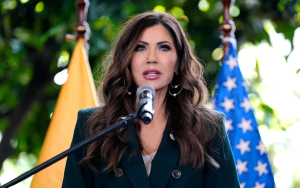 国土安全部长诺姆呼吁对“向美国输送危险移民的国家”实施全面旅行禁令