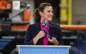 州长恵特默:密歇根州学校不强制要求戴口罩,也不要求疫苗护照