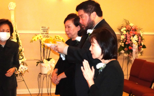 王力仁告别仪式上周六上午在永福殯仪馆举行