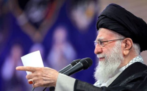 川普要求伊朗无条件投降 称暂时不会干掉最高领袖