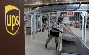 低价免税取消  寄美邮件量瞬间骤减