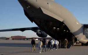 美出動軍機遣返移民 成本高過頭等艙票價
