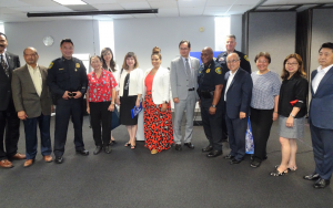 休士顿警察局长费纳上周三举行社区治安大会 现场观眾提问，立即面对犯罪，拿出有利对策