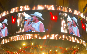 貝利·齊默曼震撼亮相休斯頓牛仔競技表演，點燃70,000名觀衆熱情