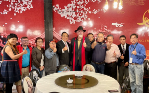 李雄、李蔚华两位主席在敦煌广场為 Cagle区长举行Lion Dotting仪式