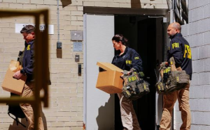 FBI突击搜查博尔顿住宅