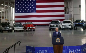 拜登總統和哈里斯副總統電動汽車充電行動計劃情況說明書  建立一個方便可靠的公共充電網絡填補農村和地區的空白  可以改善空氣質量減少排放在2050年前實現淨零排放引領全球努力