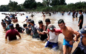 现场视频:非法移民通过河流穿越美墨边境入美    有妇女和年幼子女