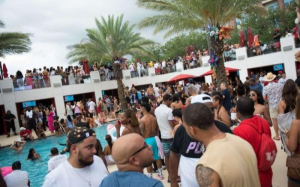 休斯顿俱乐部挤满泳池派对的镜头引起批评 市长特纳说 休斯顿将关闭不遵守州规定的企业