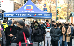 尽管新冠病毒Omicron变种并不危险,但它正在让美国陷入困境