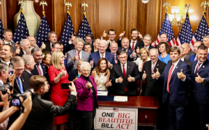 众议院惊险通过特朗普“伟大而美丽的法案” 仅两名共和党议员投反对票