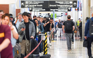 油價飆漲　國際能源總署建議避搭機旅行