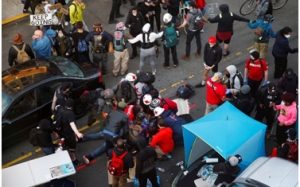 男子开车进入抗议弗洛伊德被警拘留死亡西雅图人群 一名受害人在驾驶员开枪之前试图阻止车辆驶入人群