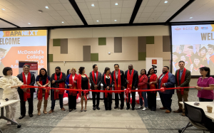 美南新聞與國際貿易中心攜手麥當勞舉辦盛大“大學申請與助學金准備博覽會”