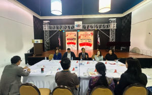 美南新闻召开2026年新年游园会与国际文艺晚会筹备会议 李蔚华董事长宣布美南电视艺术团正式成立